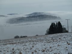Nebelschwaden über der verschneiten Rhön