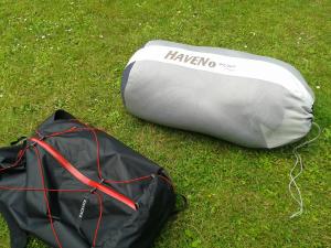 Lagersack für Schlafsack mit wohlbekanntem Rucksack als Größenvergleich